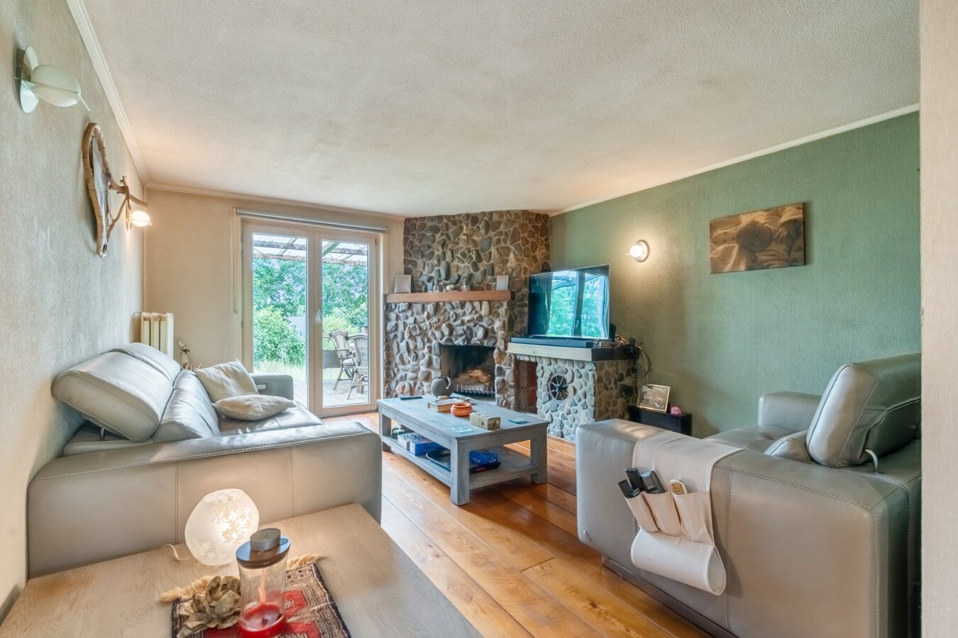 Uniek gelegen woning aan de bosrand op een perceel van 36a67ca waarvan 22a82ca geschikt is als paardenweide! 