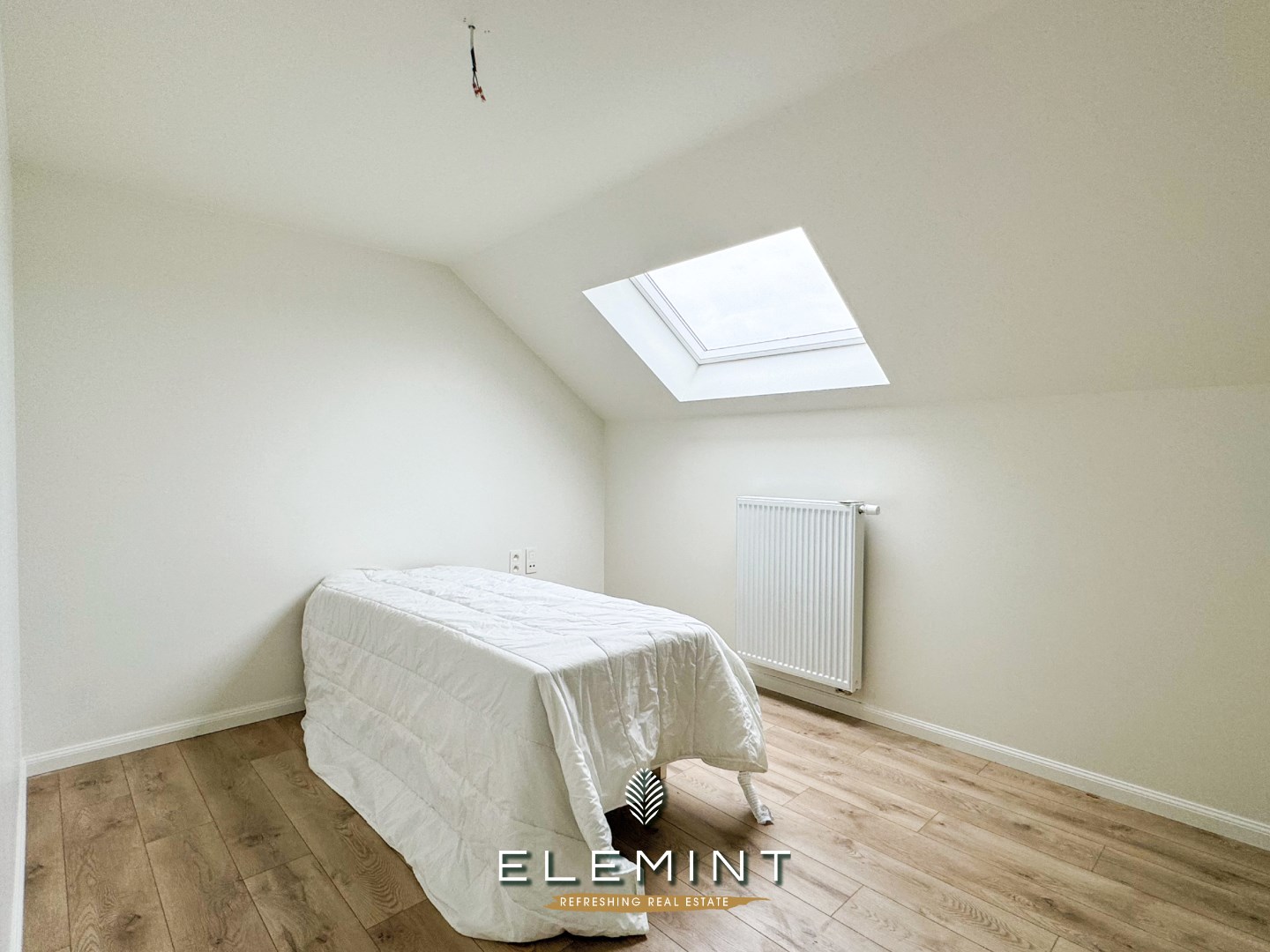 Rekkem. Ruime halfopen woning met 5 slaapkamers, tuin &amp; garage 