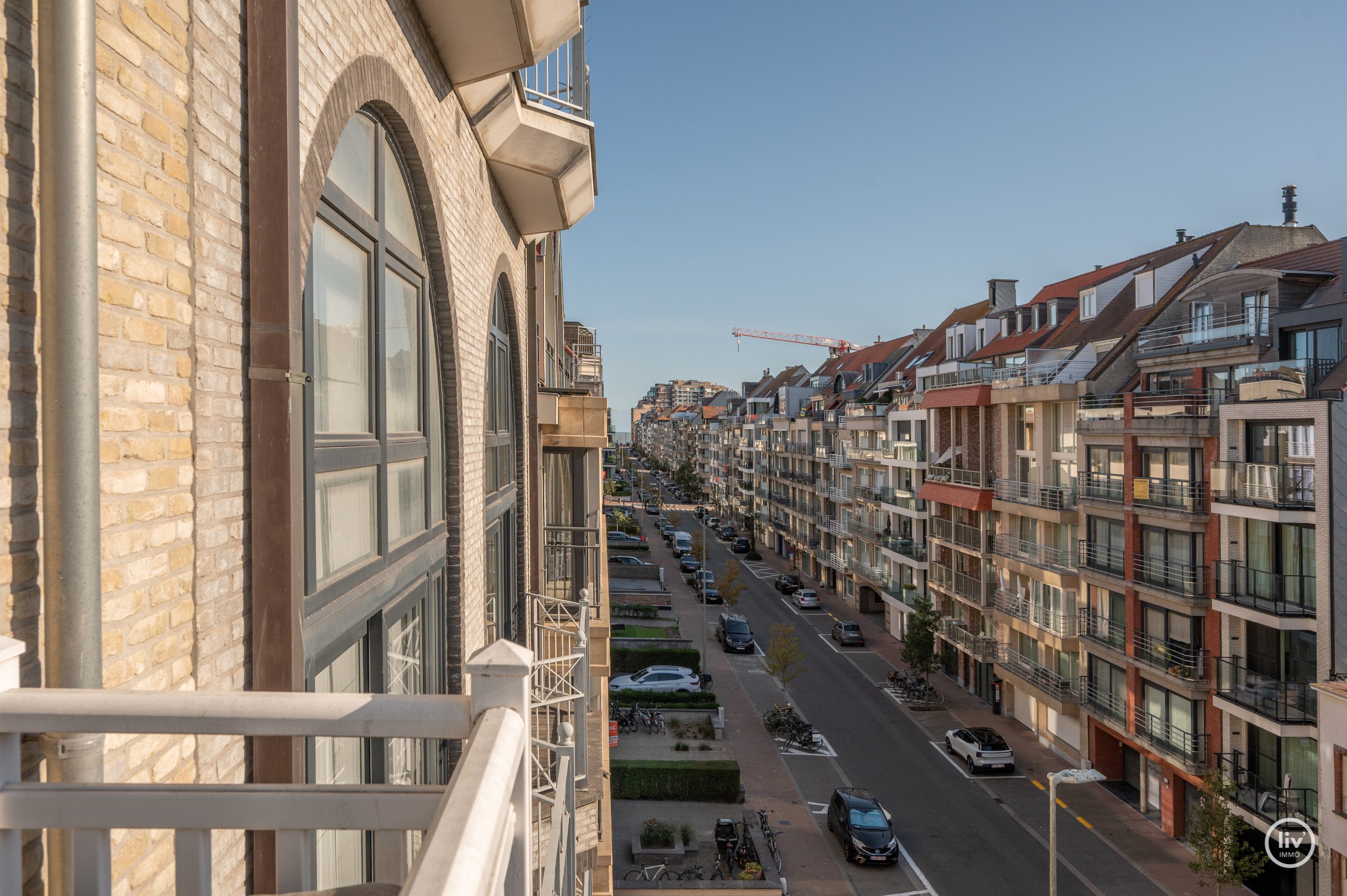 Magnifique, spacieux et récent (2015) appartement avec 3 chambres à coucher complètes et une terrasse ensoleillée, bien situé sur l'avenue Léopold à Knokke. 