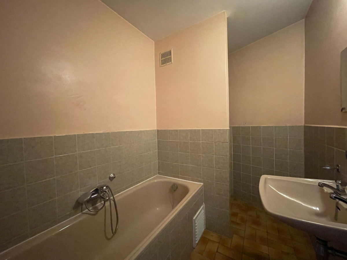 Gelijkvloers appartement met 2 slaapkamers en garage te centrum Roeselare 