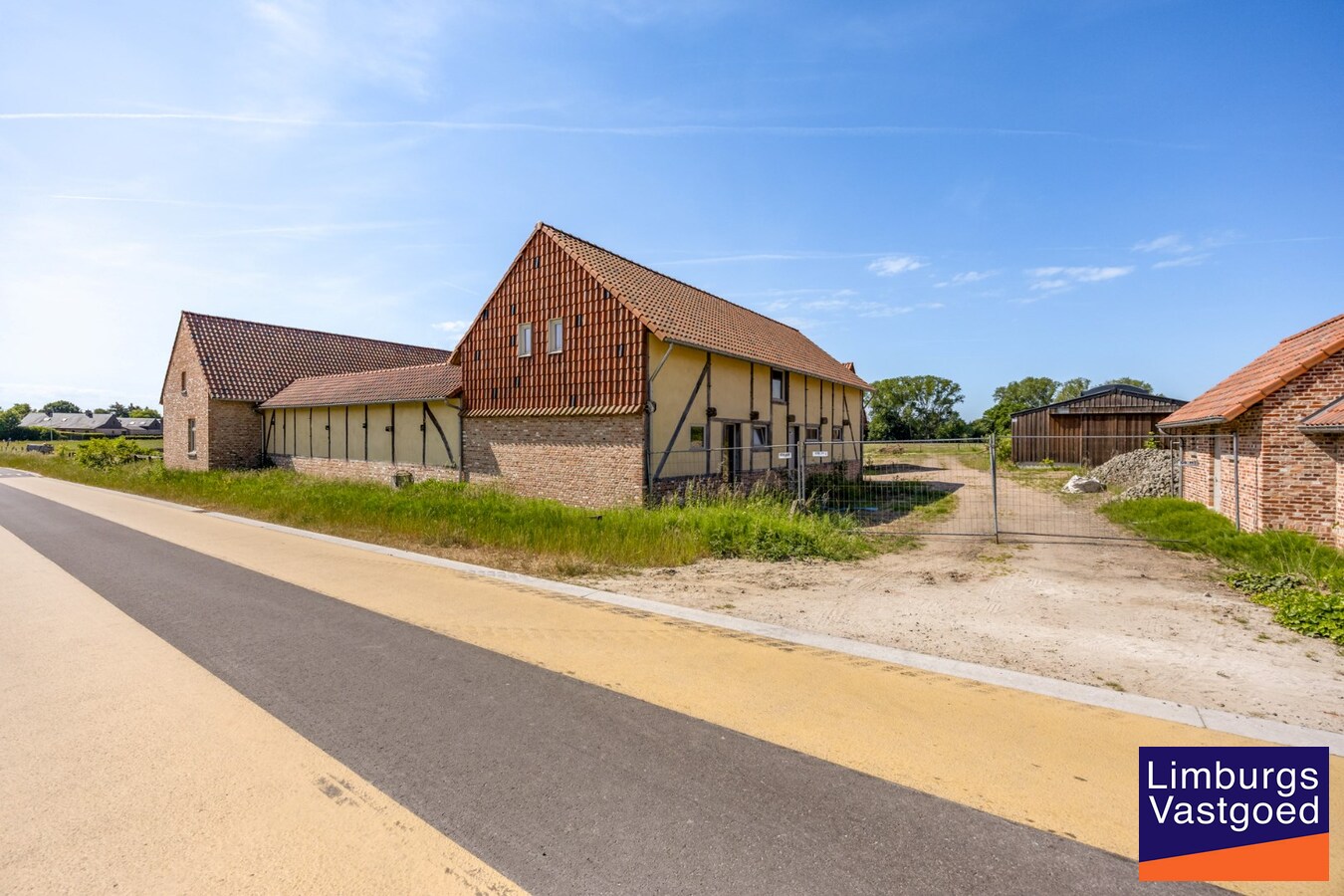 UNIEKE VIERKANTSHOEVE met paardenstallen op 7,34 hectare met vergunning voor zwembad en poolhouse 