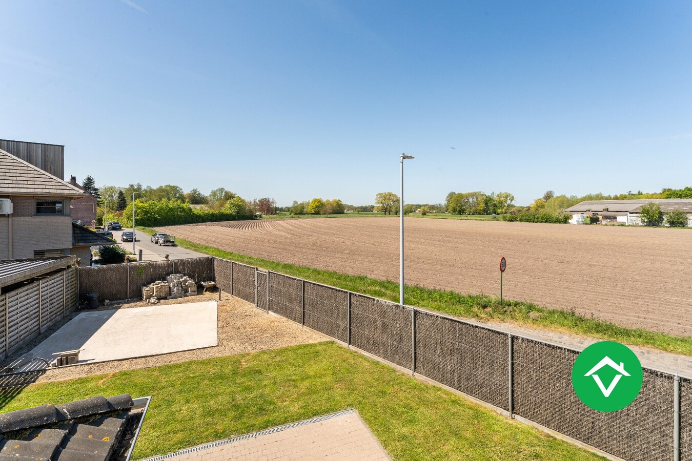 Recente woning (2011) met 3 slaapkamers, inpandige garage en vergezichten te Koekelare 