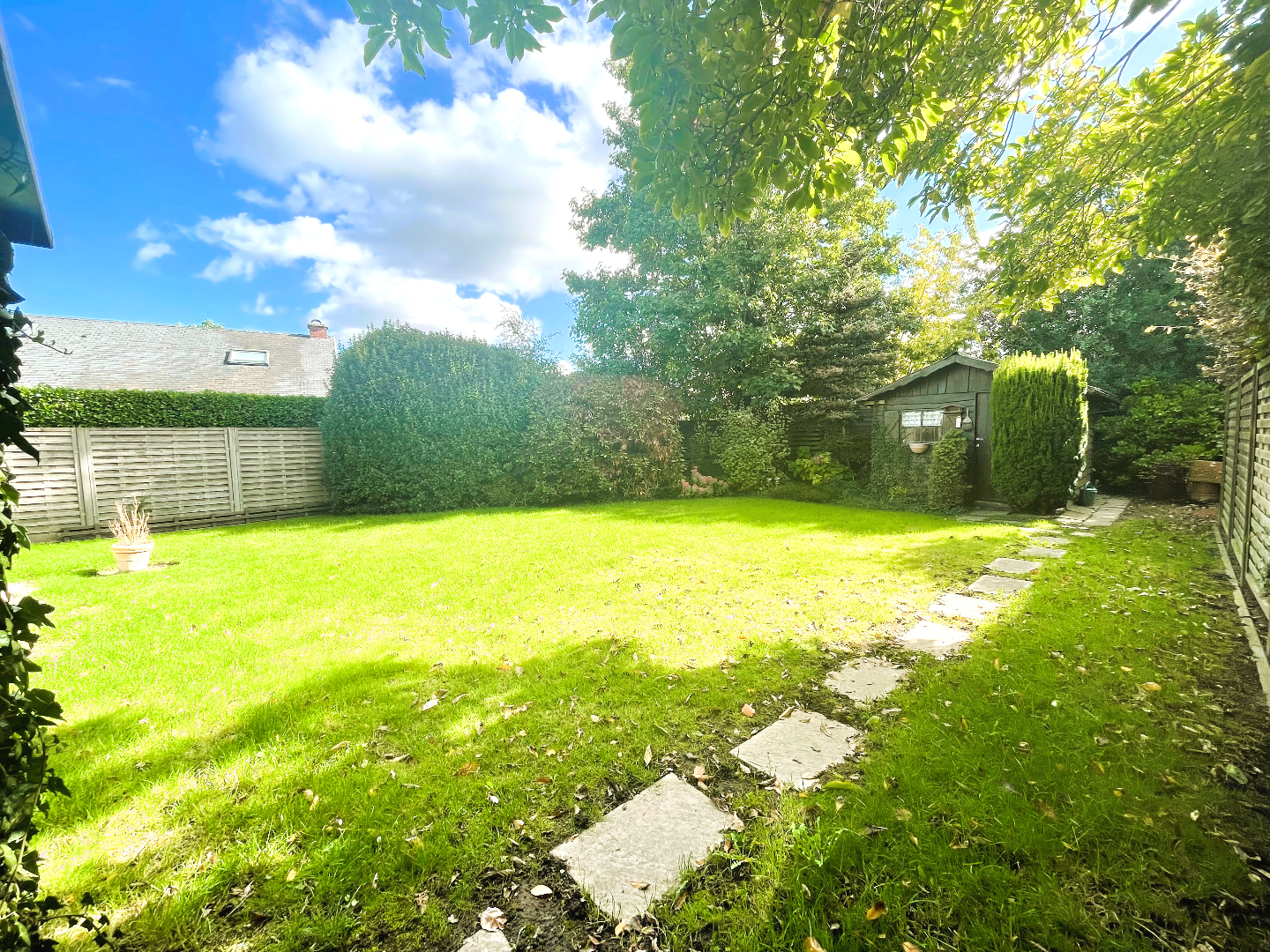 Halfopen bebouwing met 4 slaapkamers en leuke tuin 