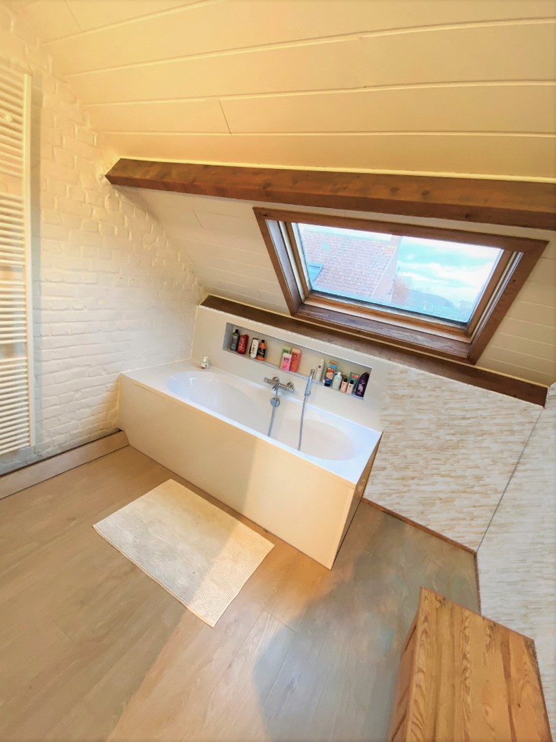 Up-to-date en bijzonder ruime gezinswoning met garage te Zwevegem 