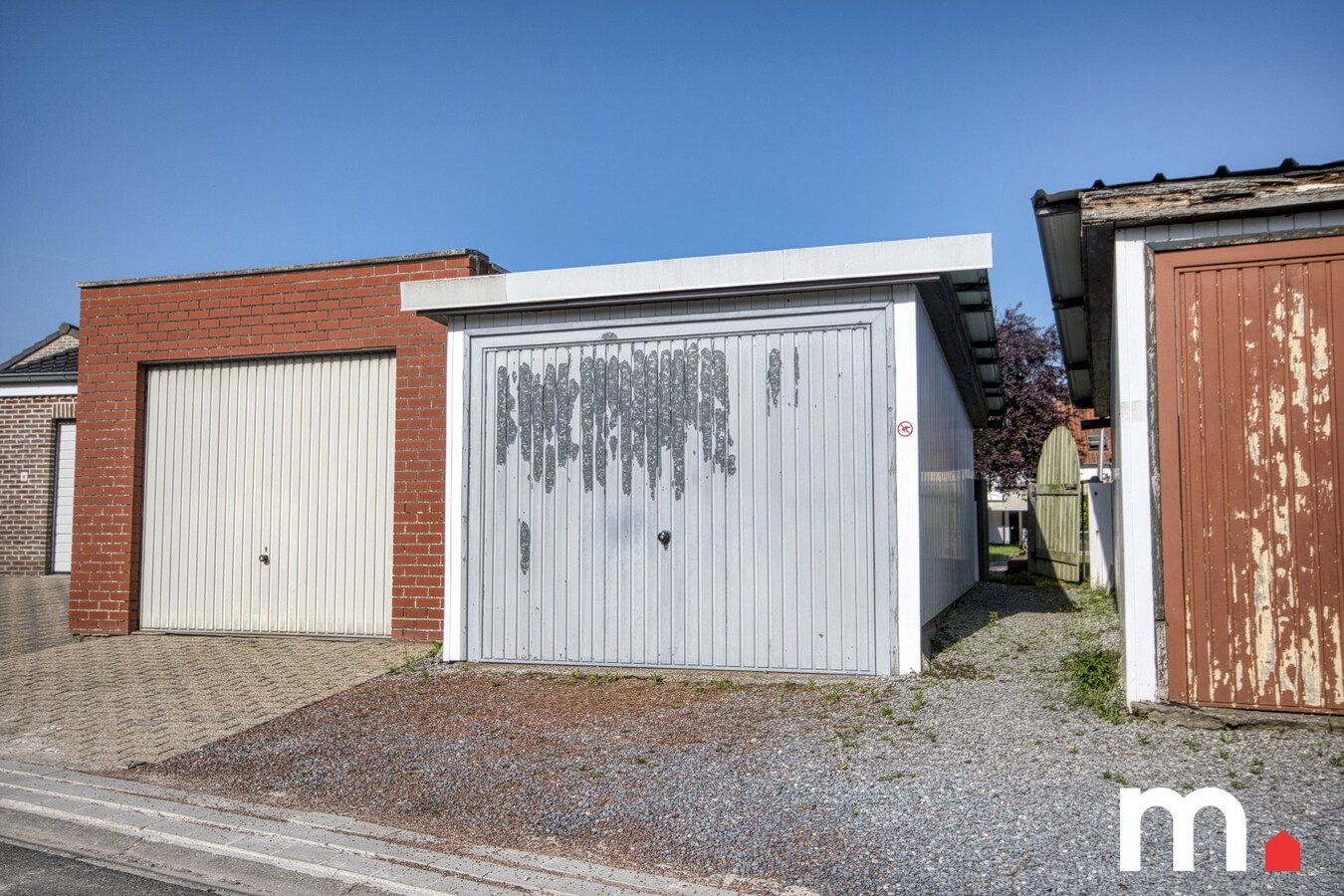 Instapklare woning te Ingelmunster met garage en uitweg achteraan! 