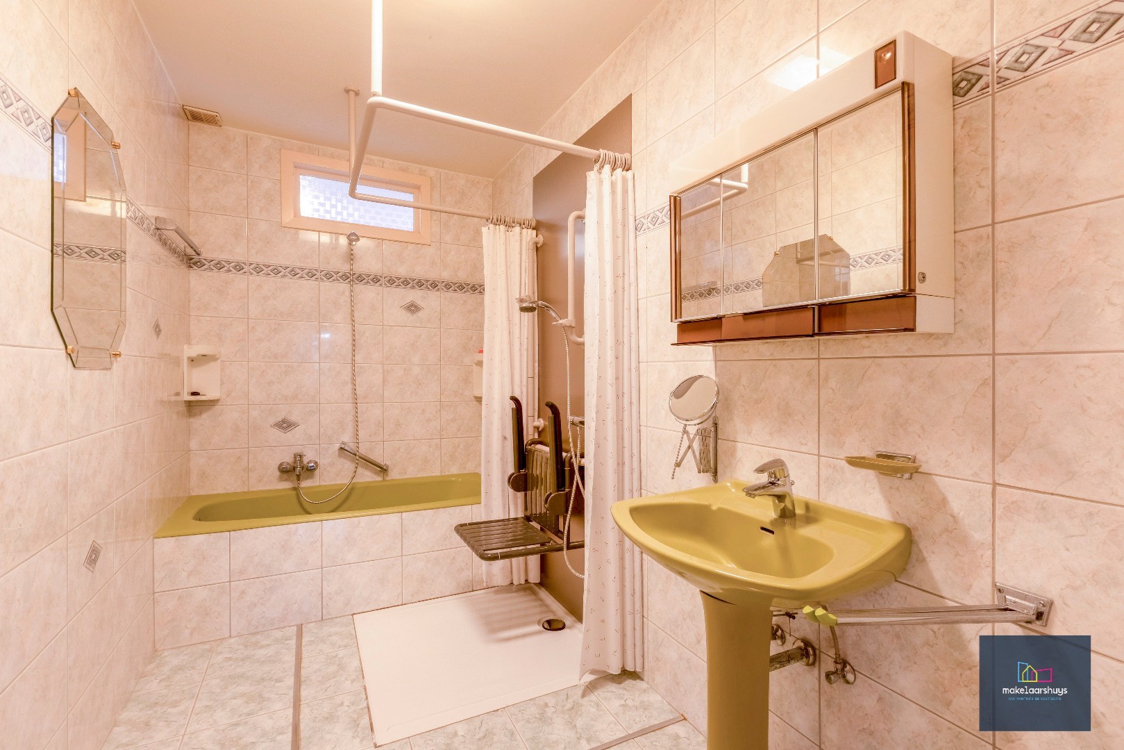 Rustig gelegen ruime bungalow met dubbele garage in Drongen 