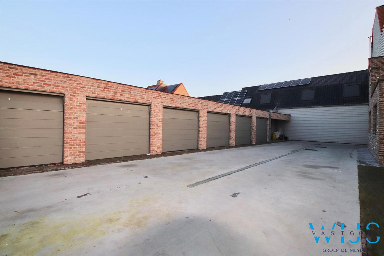 Recent tweeslaapkamer appartement met zonneterras &amp; garage te BASSEVELDE! 