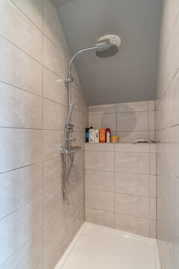 Ruime woning met 4 slaapkamers op een zeer ruim perceel. 