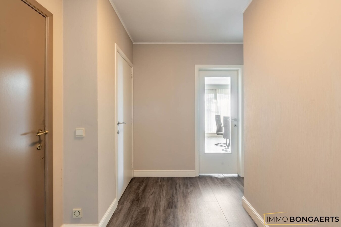 Ruim appartement met terras, garage en 2 slaapkamers. 