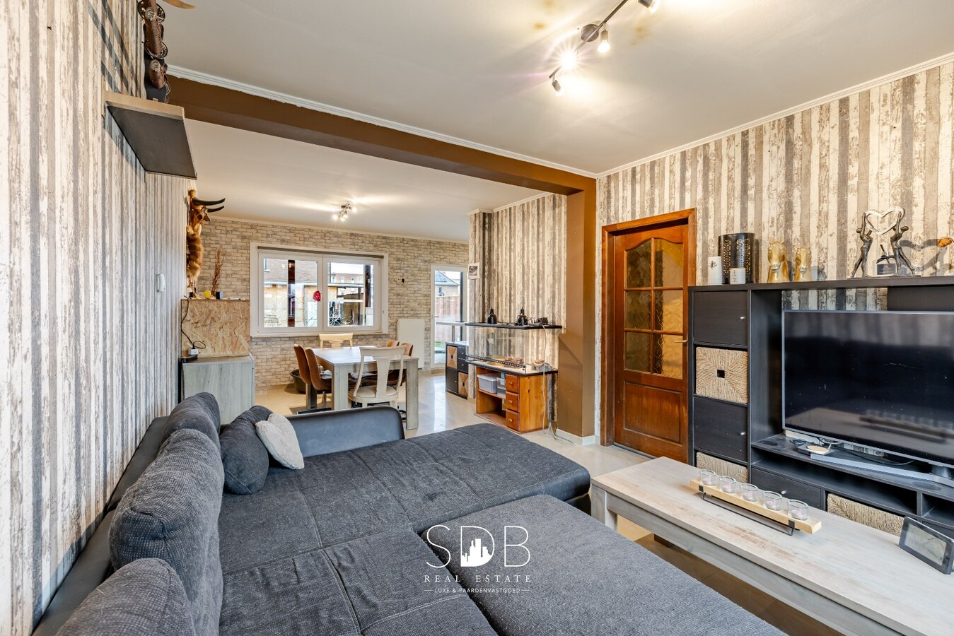 Instapklare half open bebouwing met gezinstuin 