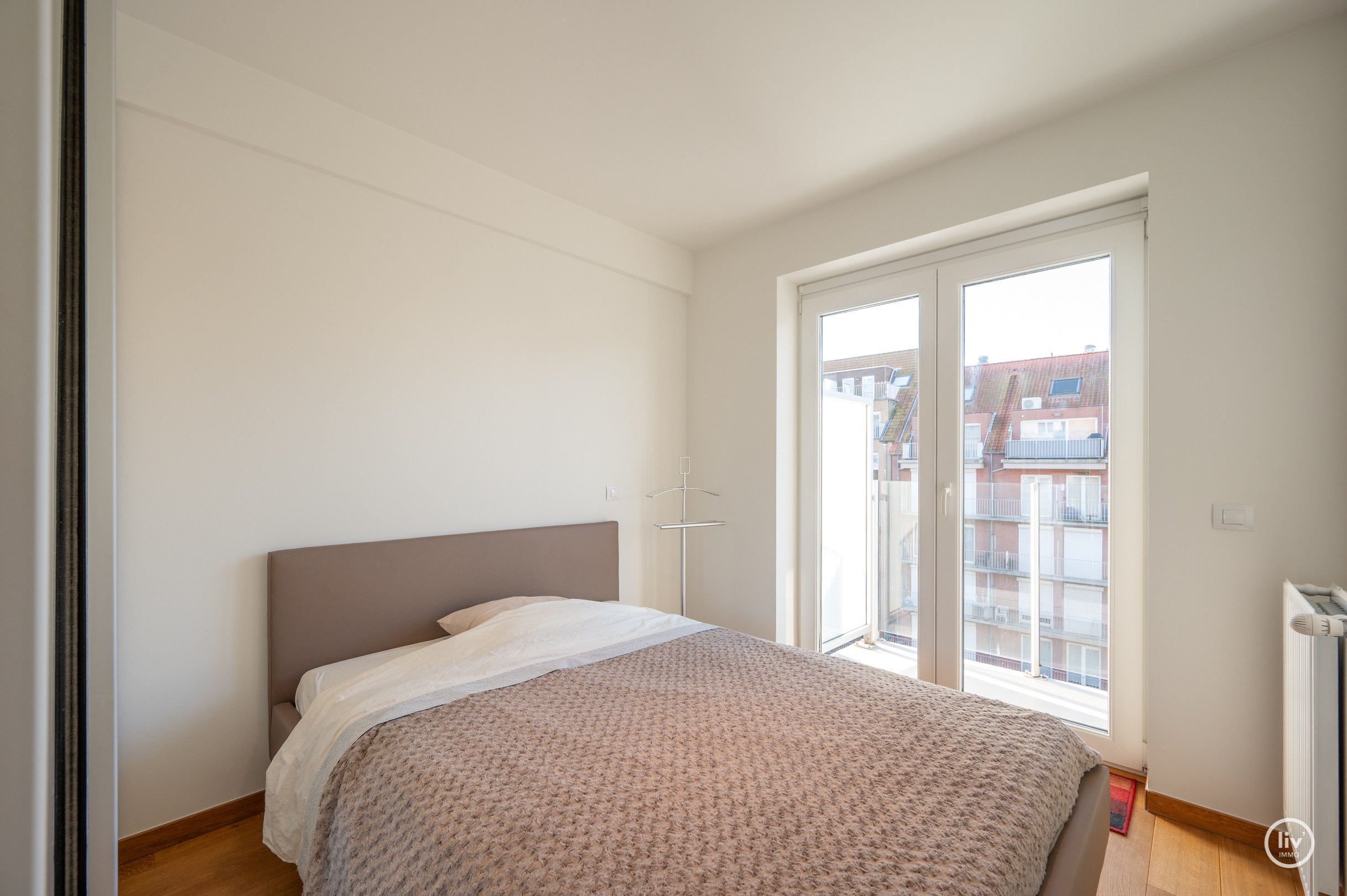 Récent appartement met mooie gevelbreedte centraal gelegen op de Lippenslaan te Knokke. 