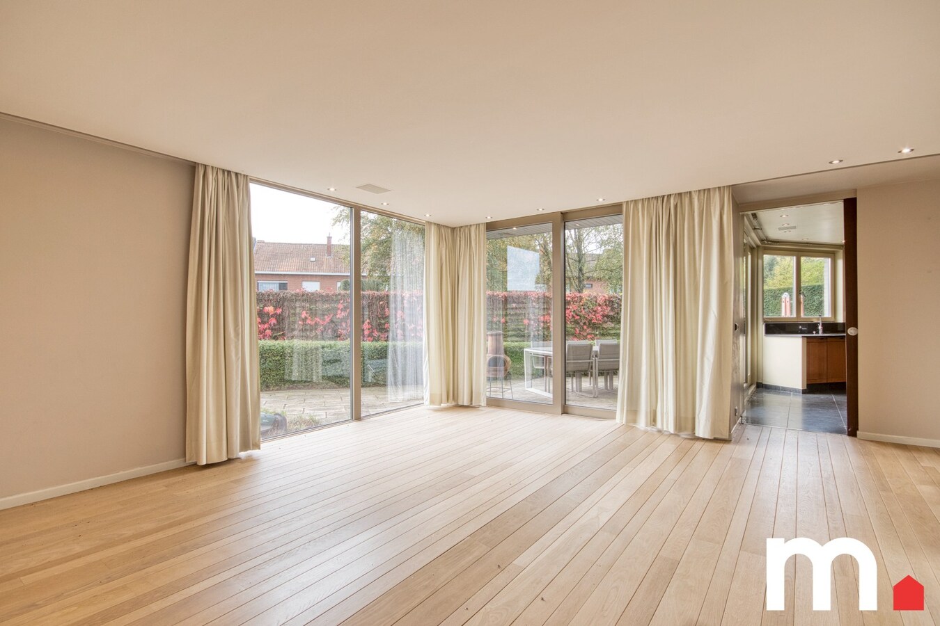 Villa met binnenzwembad, sauna en praktijkruimte (160m2) te Kuurne ! 