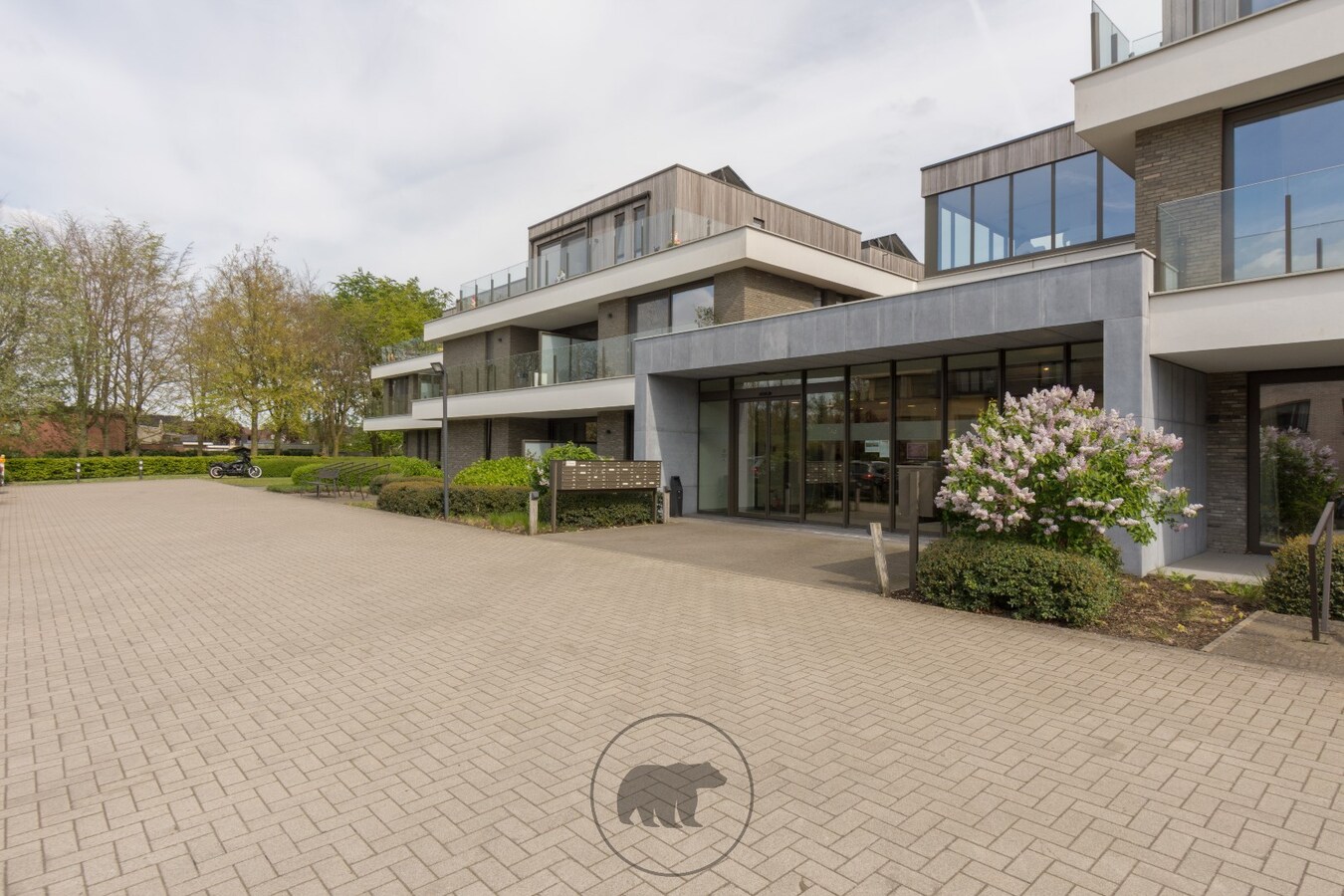 Luxueuze assistentiewoning met ruim terras en zicht op parkdreef 
