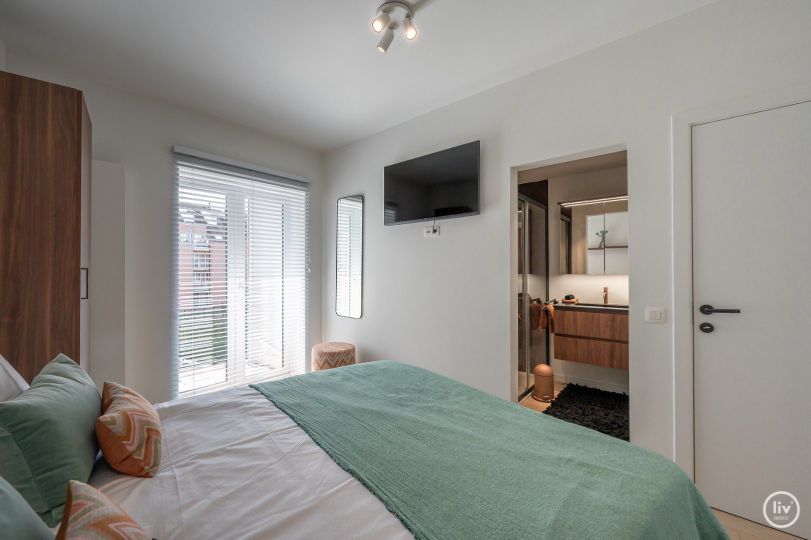 Volledig gerenoveerd 2 slaapkamer-appartement met een magnifiek OPEN ZICHT over de villa's te Churchilllaan. 