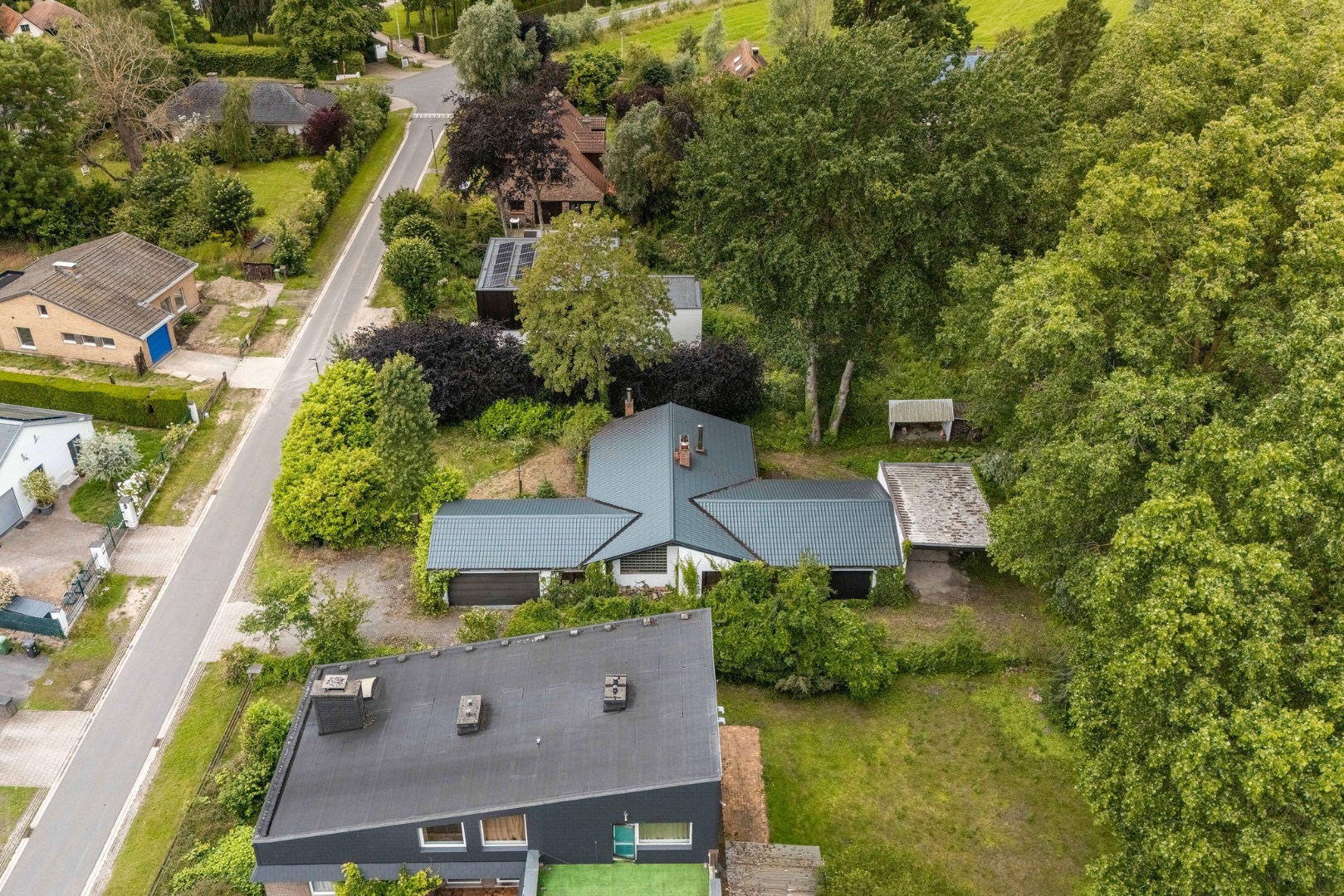 Seventies bungalowvilla met renovatiepotentieel op unieke ligging aan natuurgebied 