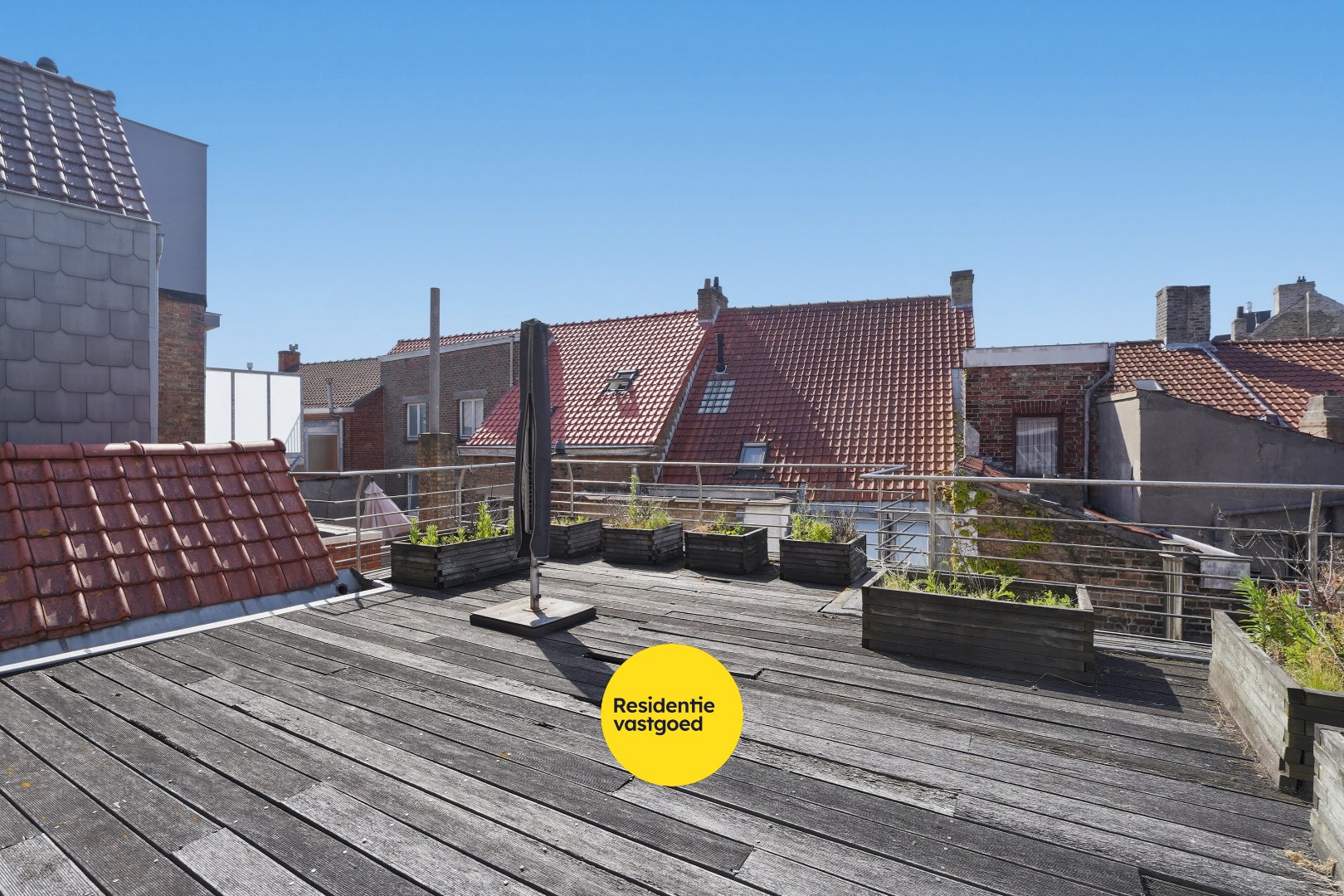 Multifunctionele woning met handelsruimte in hartje Veurne. 