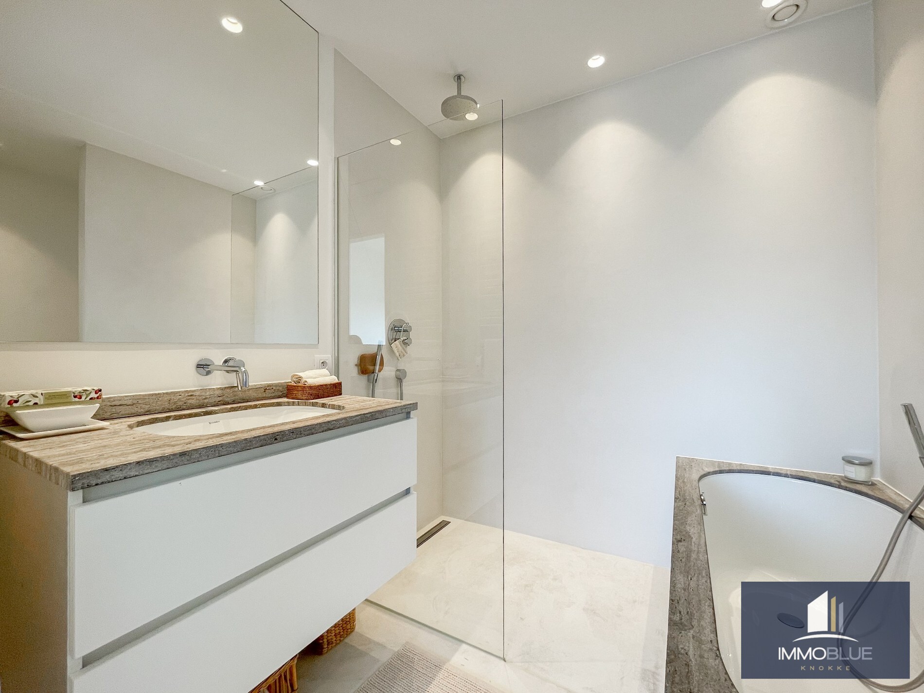 Subliem hoekappartement met ruime terrassen gelegen in het prestigieuze domein Tennis Garden. 