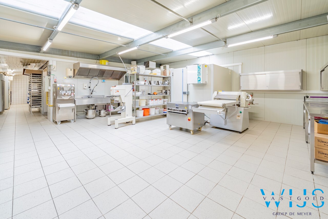 Perfect draaiende bakkerij/handelspand te Ertvelde ! 