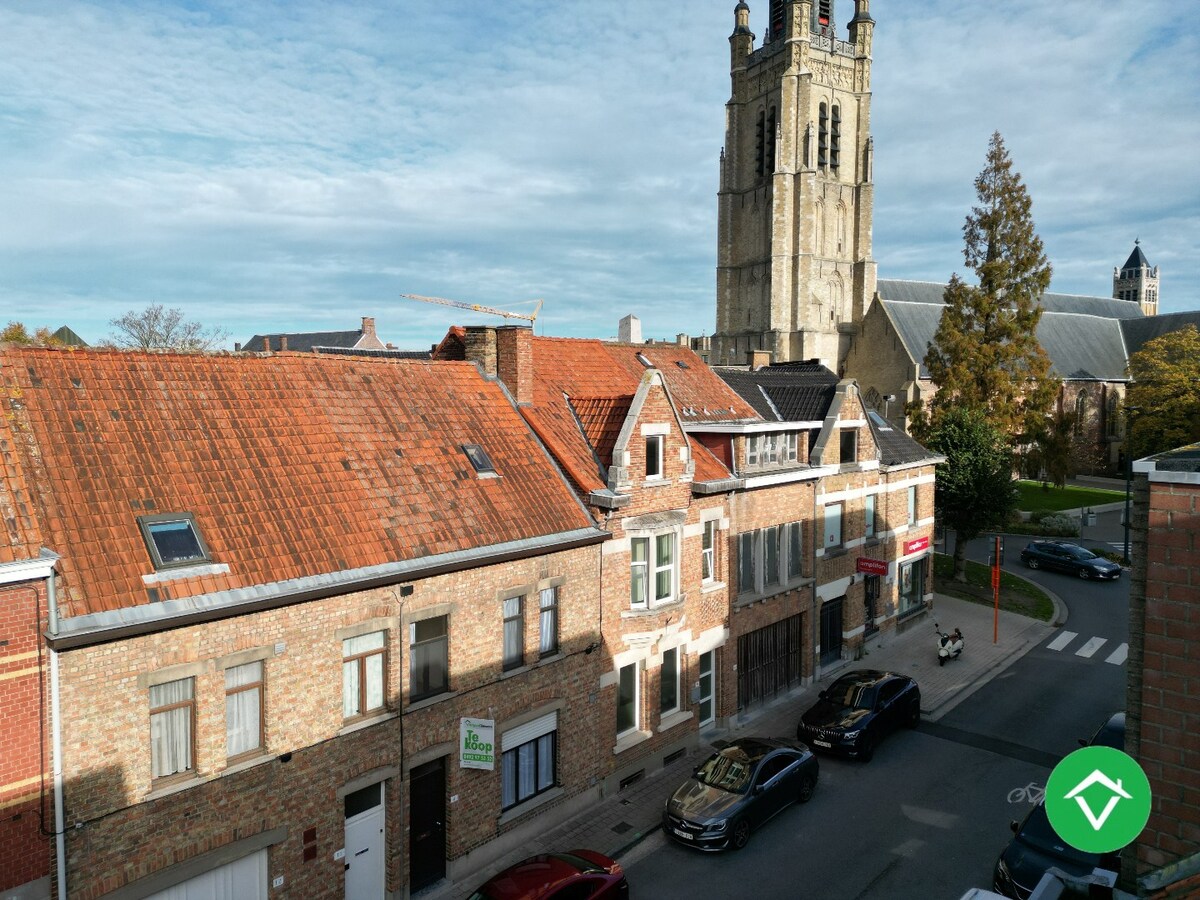 Woning met 3 slaapkamers en koer te centrum Roeselare 
