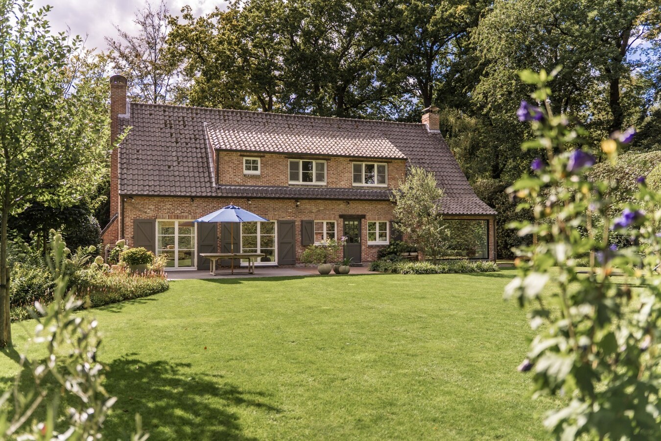 Prachtige villa met sublieme tuin op toplocatie in Schoten 
