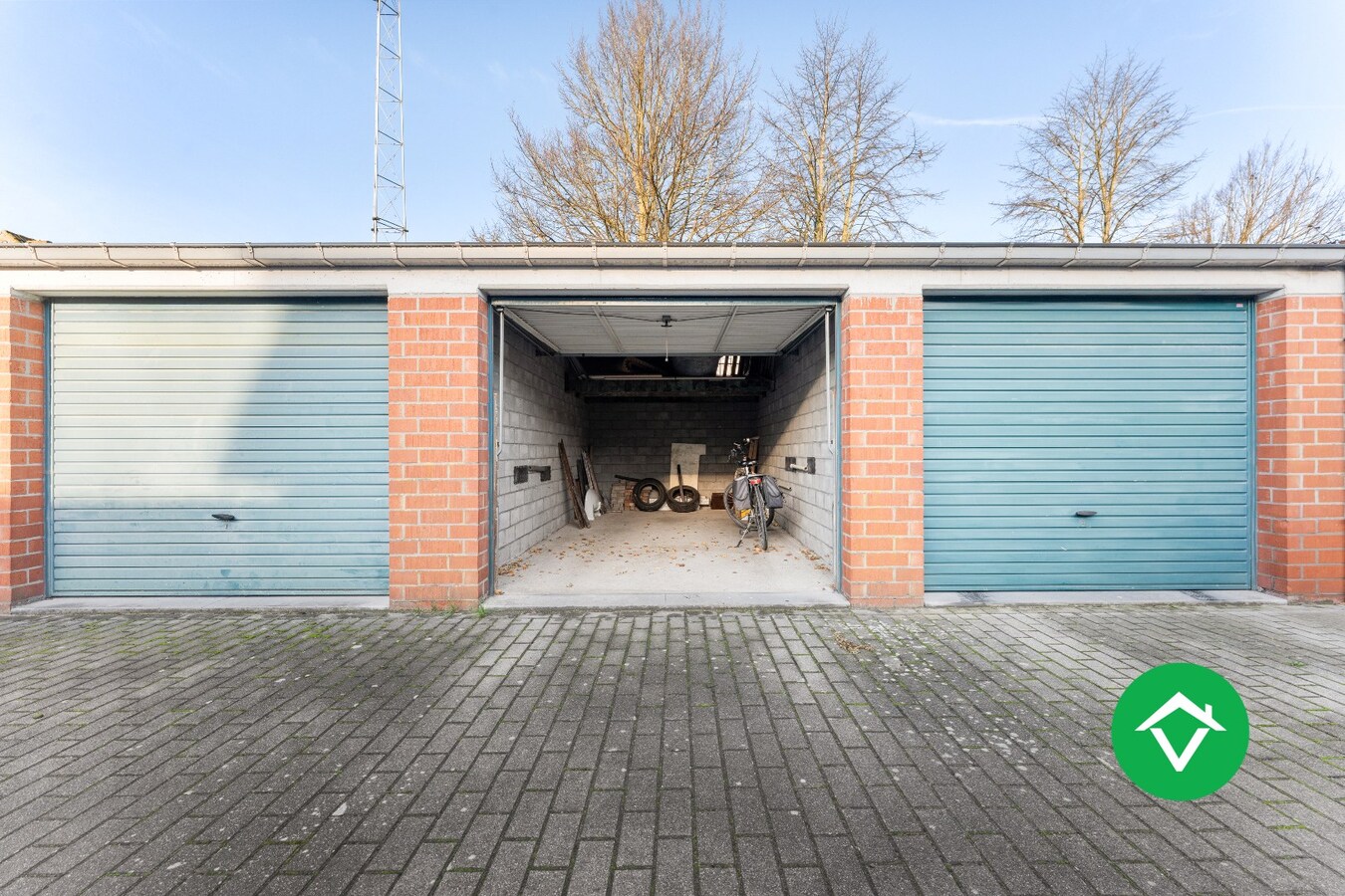 Ruim herenhuis met 4 slaapkamers en aparte garagebox in centrum Gistel 