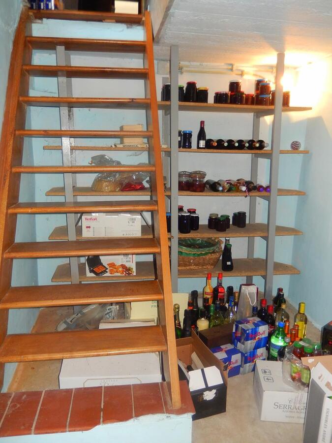 Instapklare woning met grote opslagplaats en 3 garages 