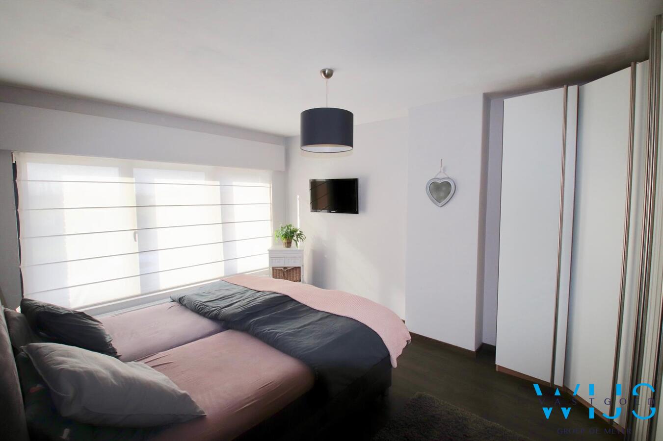 Tot in de puntjes gerenoveerde halfopen bebouwing met lounge gedeelte! 