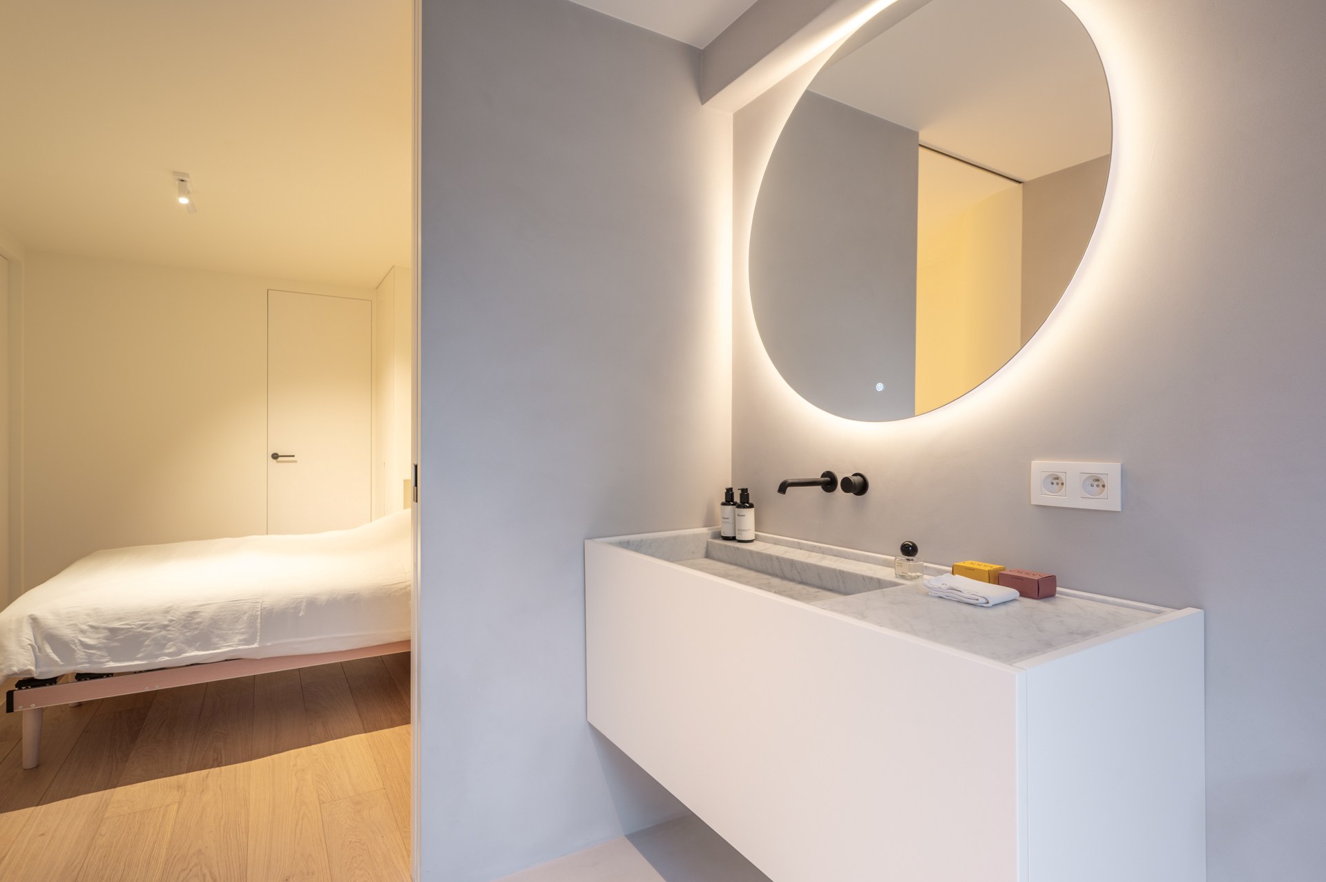 Prachtig gerenoveerd 2 slaapkamerappartement met zijdelings zeezicht centraal gelegen vlakbij de Lippenslaan te Knokke 