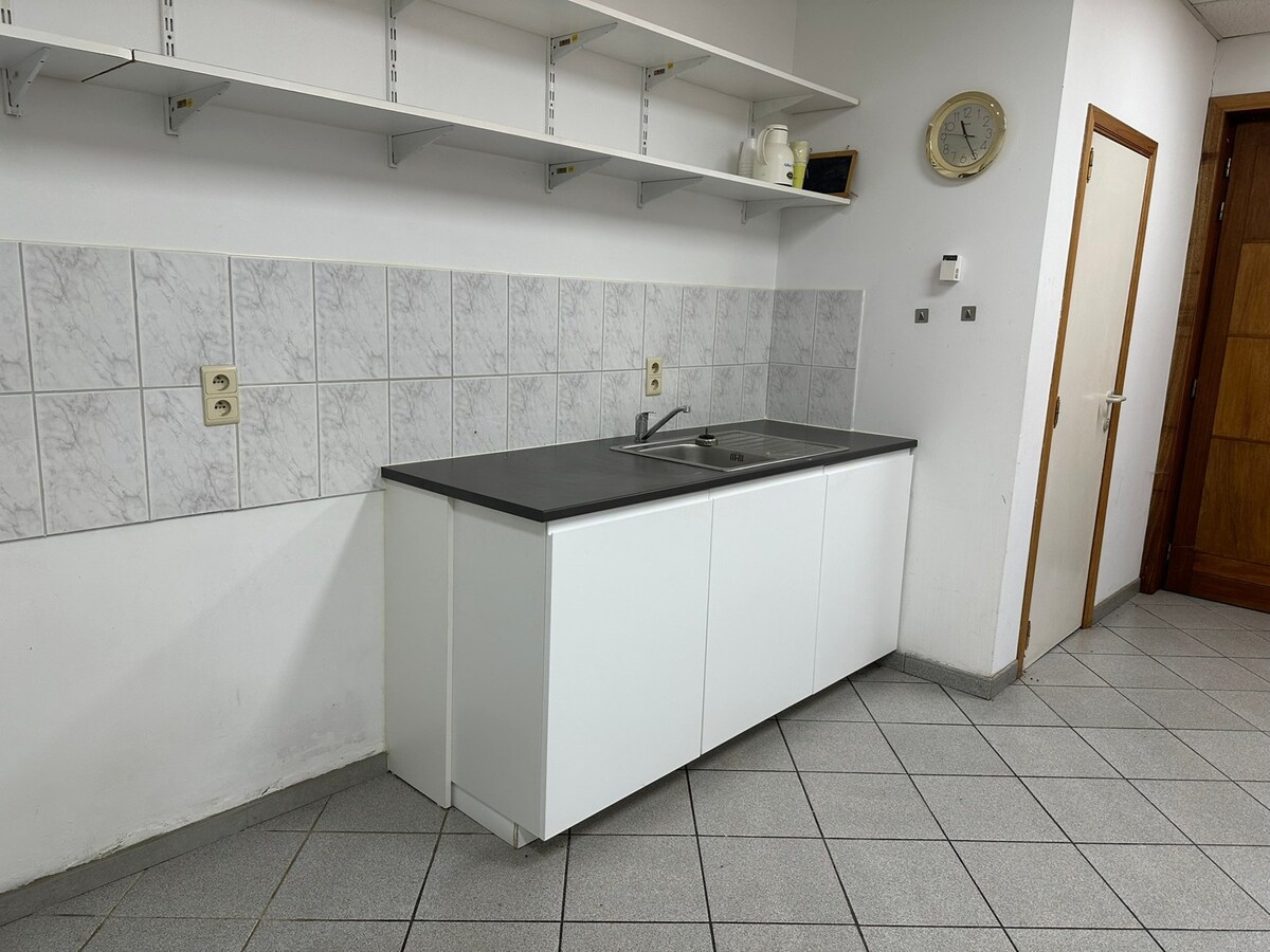 Commercieel gelijkvloers met  mooie etalage, en privé parking 