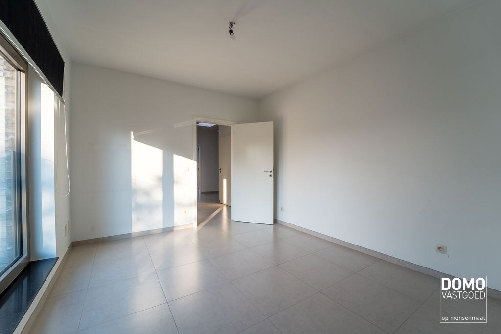 LUXE PENTHOUSE APPARTEMENT MET 2 TERASSEN, LIFT EN ONDERGRONDSE AUTOSTANDPLAATS IN HASSELT. 