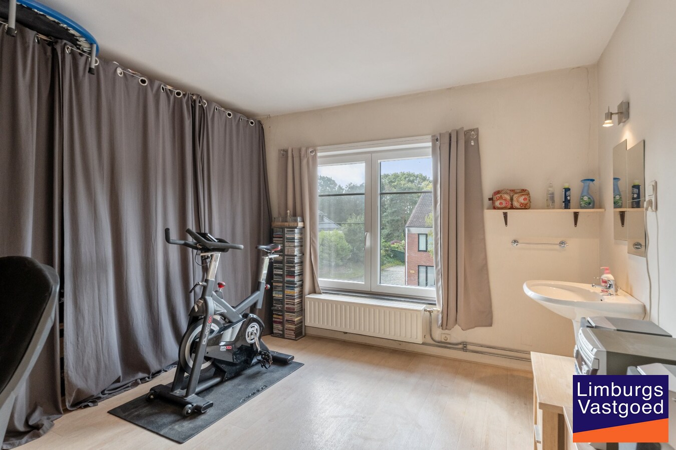 Centraal gelegen woning, 4 slpk, 180 m² bewoonbare oppervlakte, 9a 99ca 