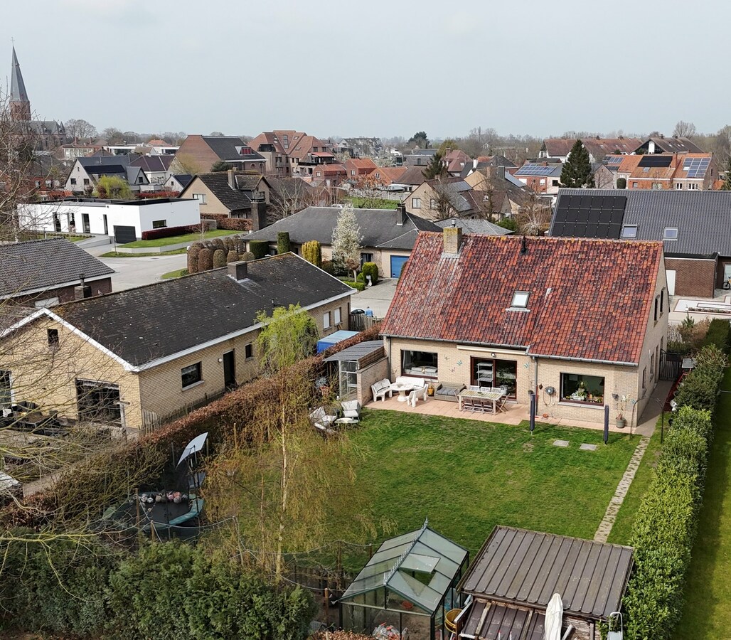 Alleenstaande instapklare gezinswoning met 5 slaapkamers zuidgerichte tuin en garage te Koekelare 