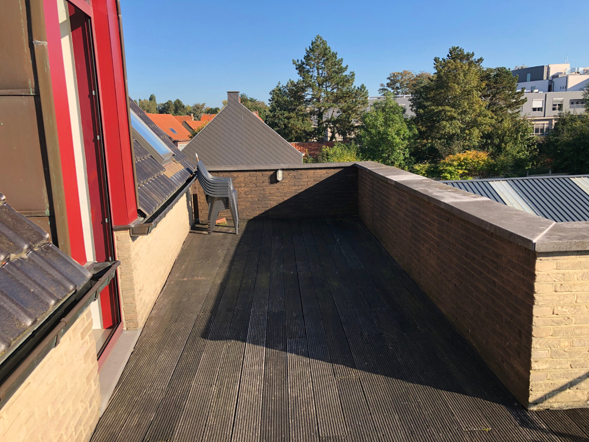 Tijdloos dakappartement met bijzonder ruim terras in centrum Gavere 