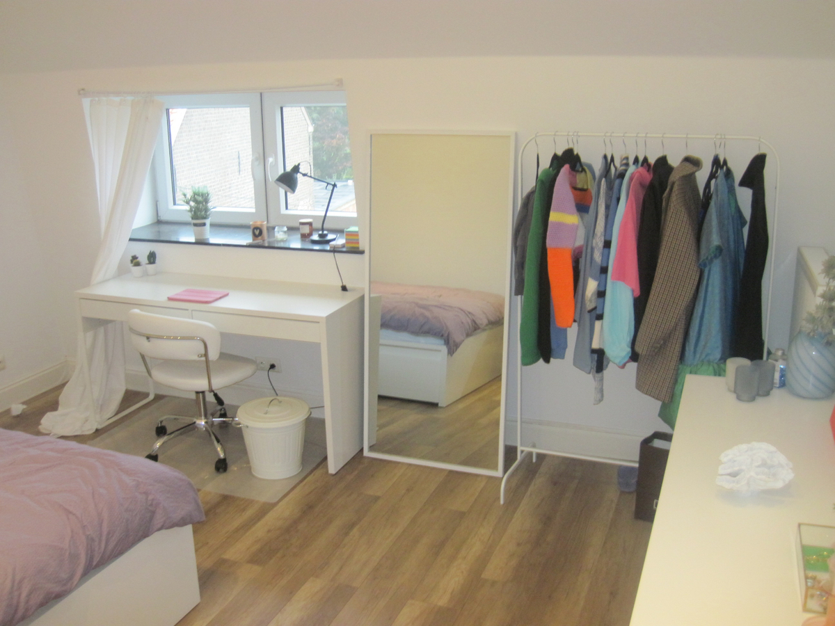 Recent vernieuwde, ruime rijwoning in hartje Gavere. 