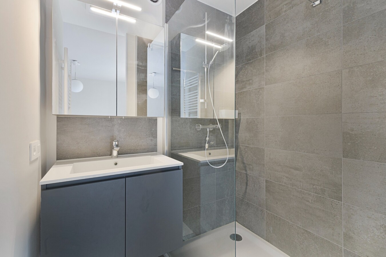 Appartement à la déco moderne situé au 5e étage, rue Ankerweg, à La Panne : un point de départ idéal pour profiter pleinement de la vie au bord de la mer. 