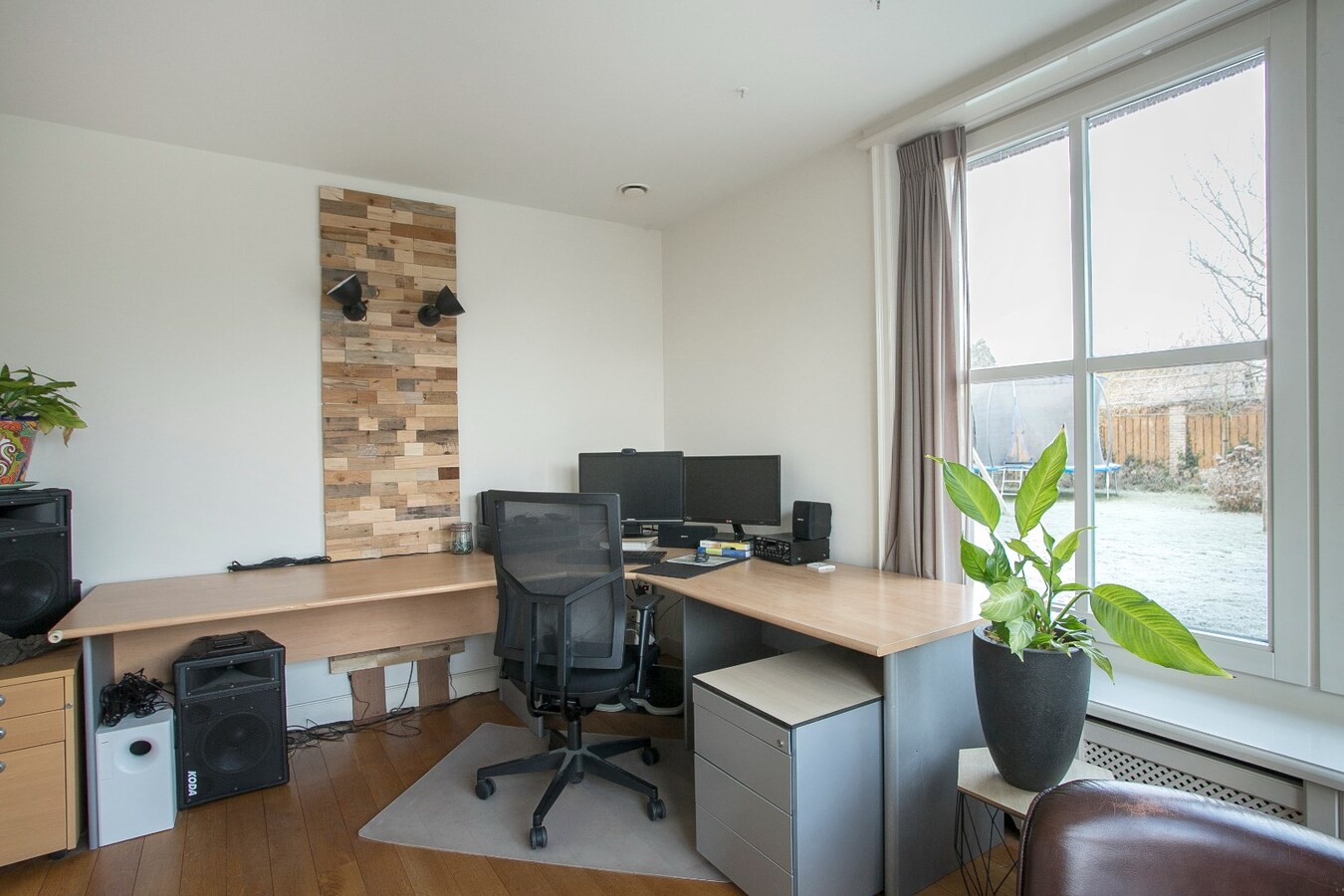 Riante vrijstaande villa met rieten dak gelegen op een perceel van 1.240 m2. 