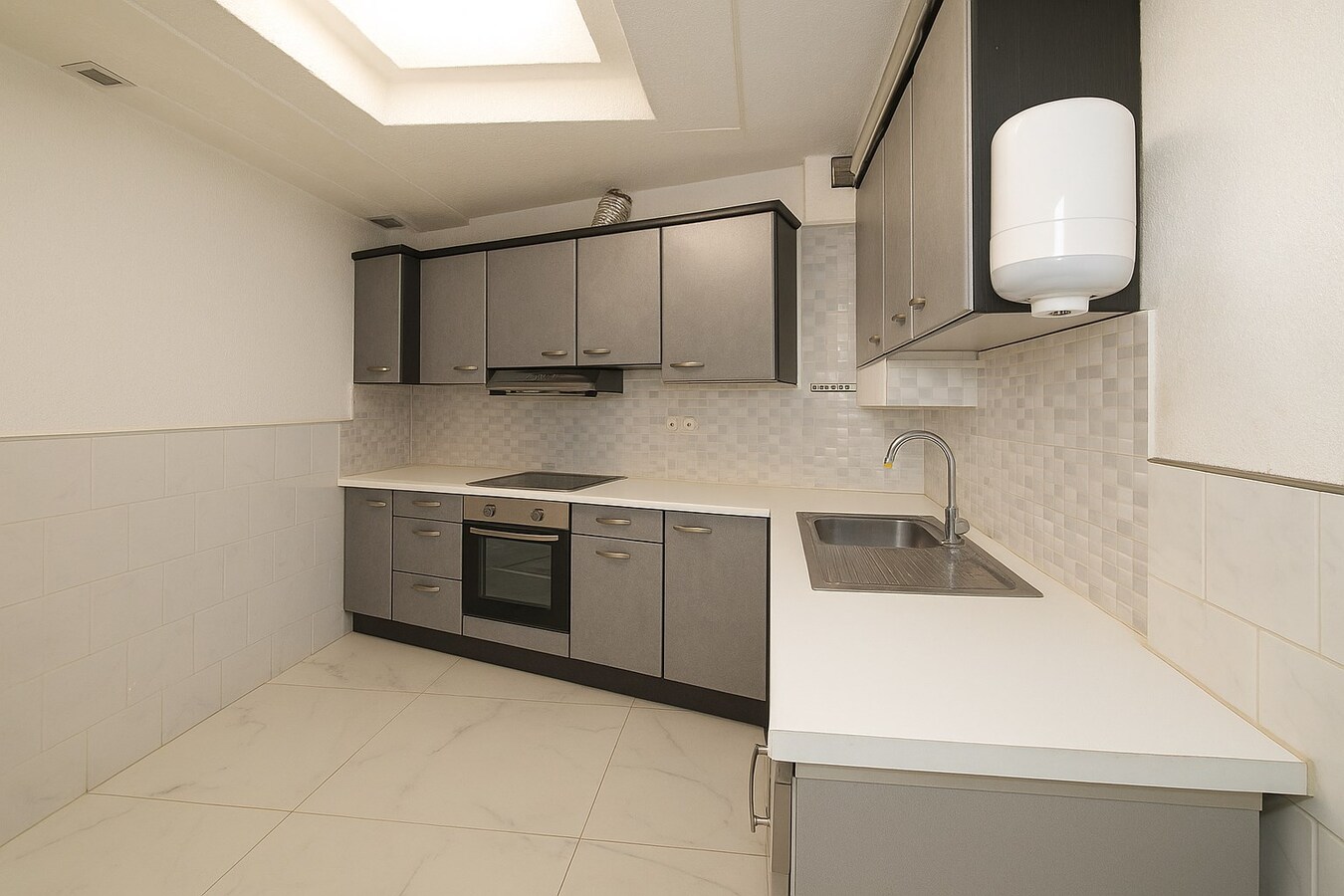 Te koop in Sint-Niklaas: ruime halfopen bebouwing met 4 slaapkamers, dubbele oprit en een grote, uitgestrekte zuidgerichte tuin – ideaal voor gezinnen! 
