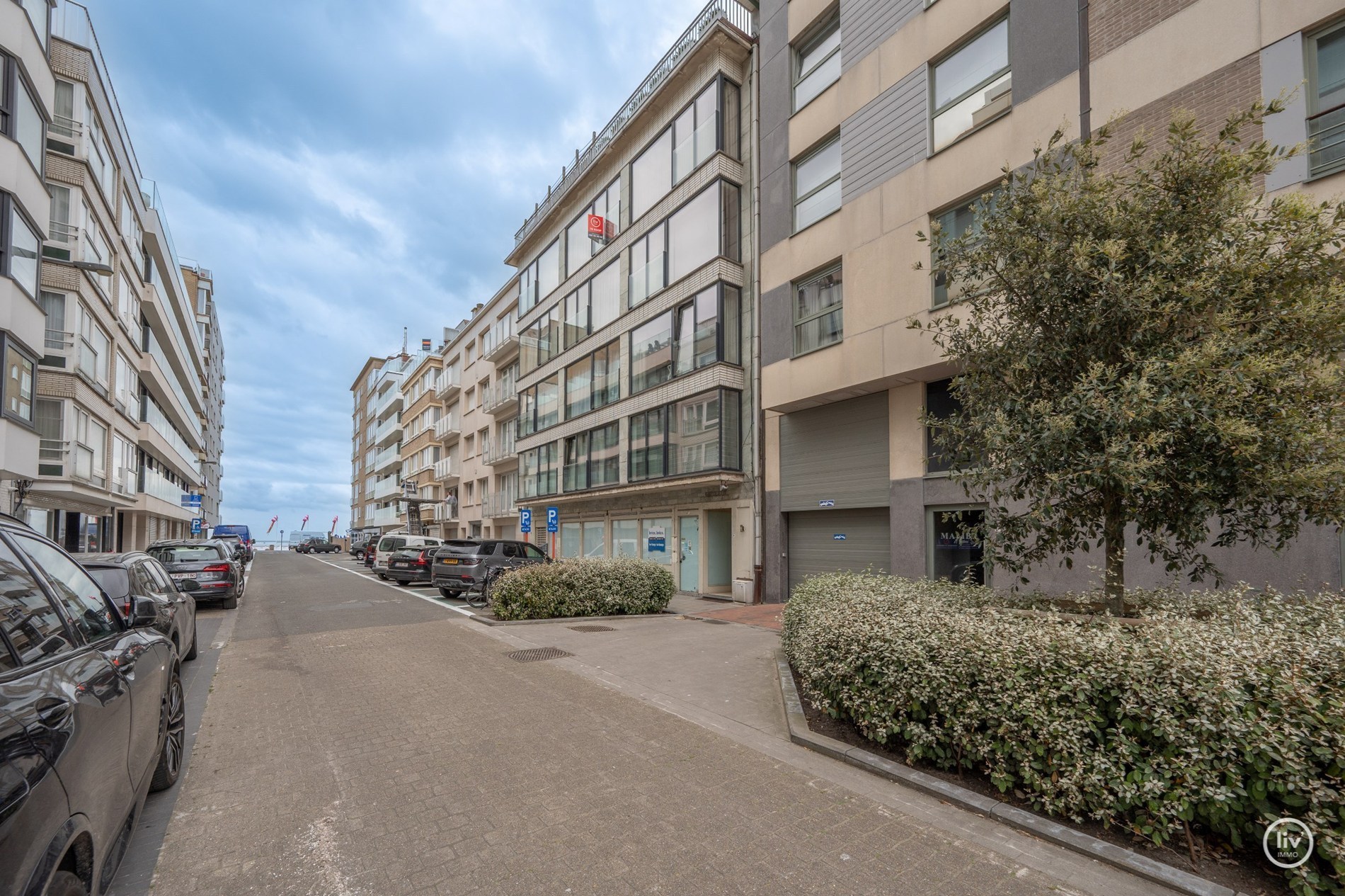 Prachtig gerenoveerd 2 slaapkamerappartement op een topligging in een zijstraat van de Kustlaan te Knokke. 