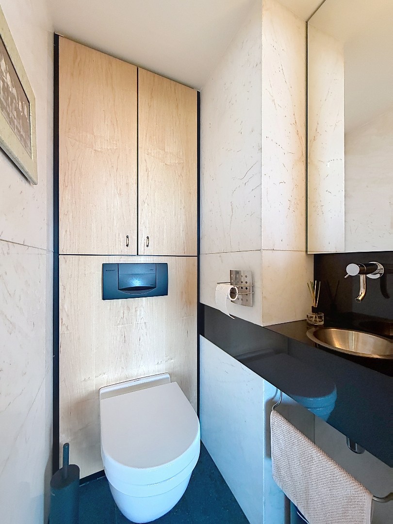 Appartement prêt à emménager exceptionnellement bien situé avec une vue magnifique sur le port de plaisance. 