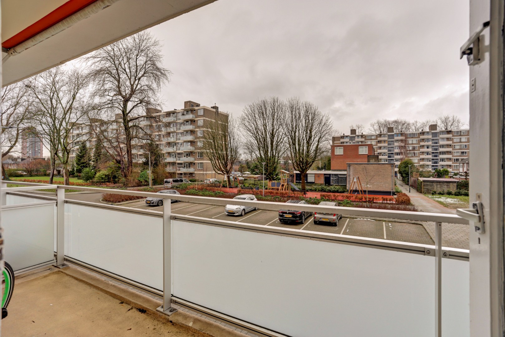 In "Het Lage Land" gelegen 4-kamer appartement met 3, slaapkamers, moderne keuken, 2 balkons,  berging in de onderbouw en gelegen op eigen grond! 