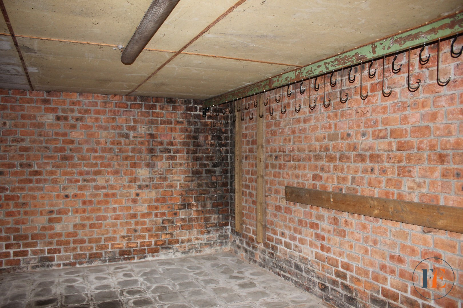 Handelspand (235m²) met parking en garage 