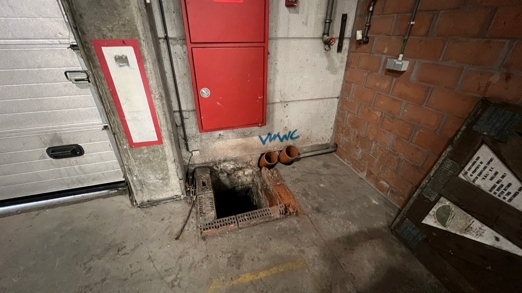 Loods met rolbrug te huur vlakbij afrit E17 te Sint-Niklaas