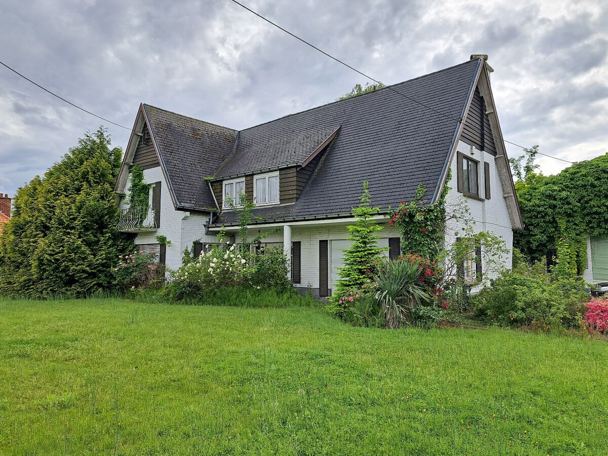 Sur 3200 m² en zone d'habitat vaste ensemble immobilier comprenant une villa de 240m² et 600m² d'entrepôt. 