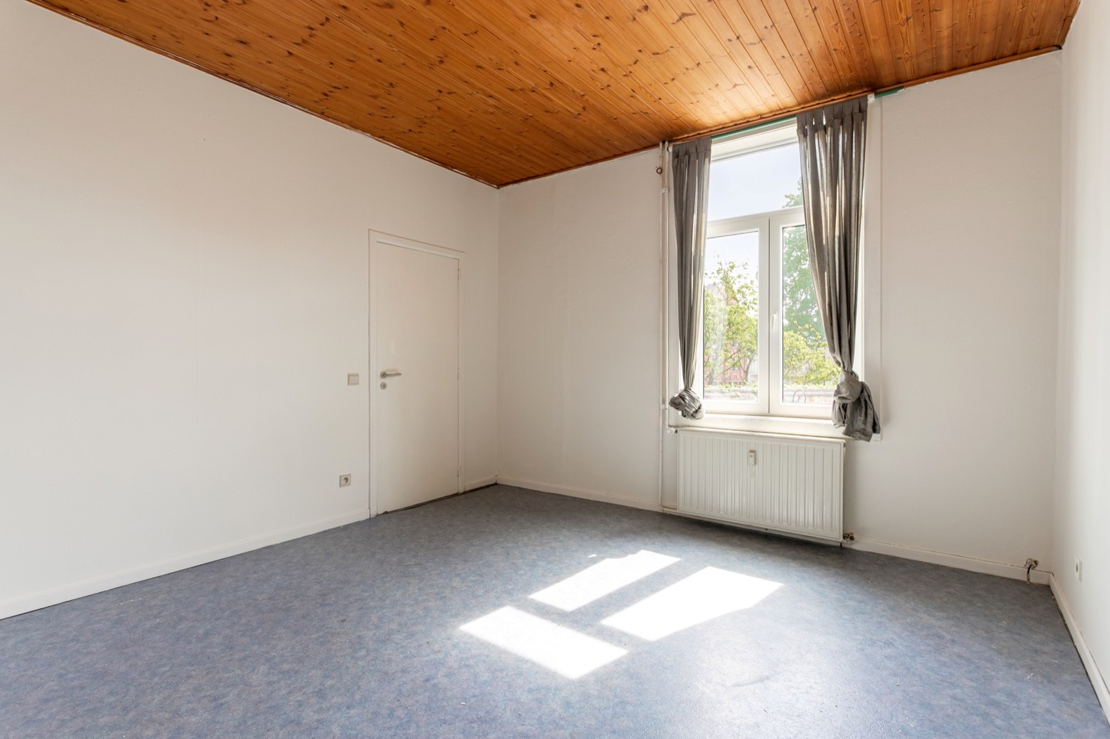 Opbrengsteigendom met 2 vergunde appartementen en kelders in het centrum van Halle 