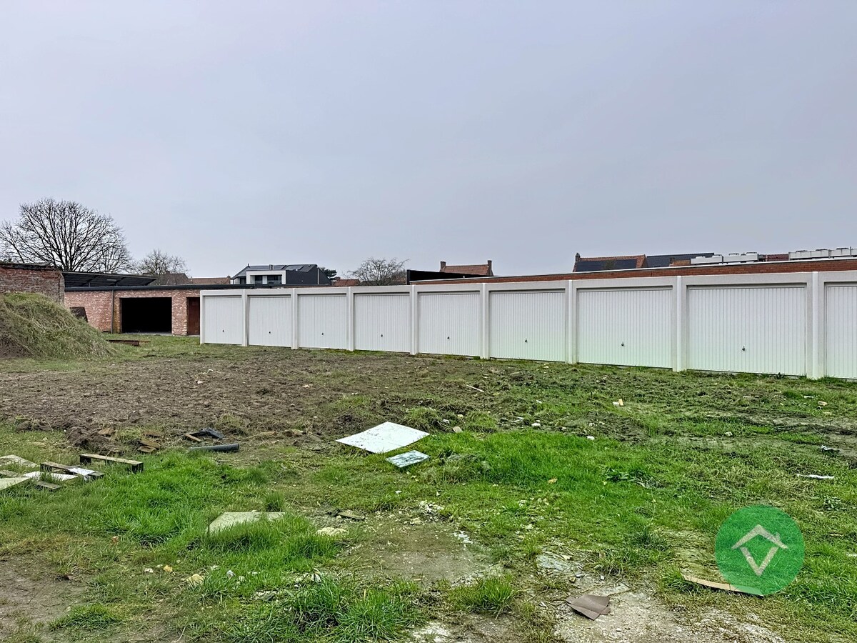 Volledig geschilderd Instapklaar appartement met garage in centrum Koekelare 