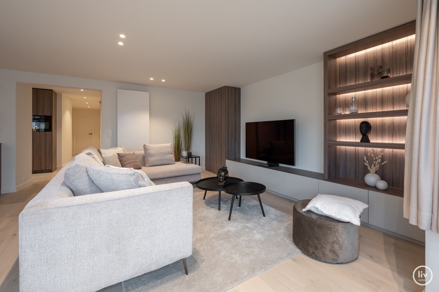 Prachtig, ruim gerenoveerd appartement met een mooie gevelbreedte van 7 m, gelegen op de Lippenslaan te Knokke. 