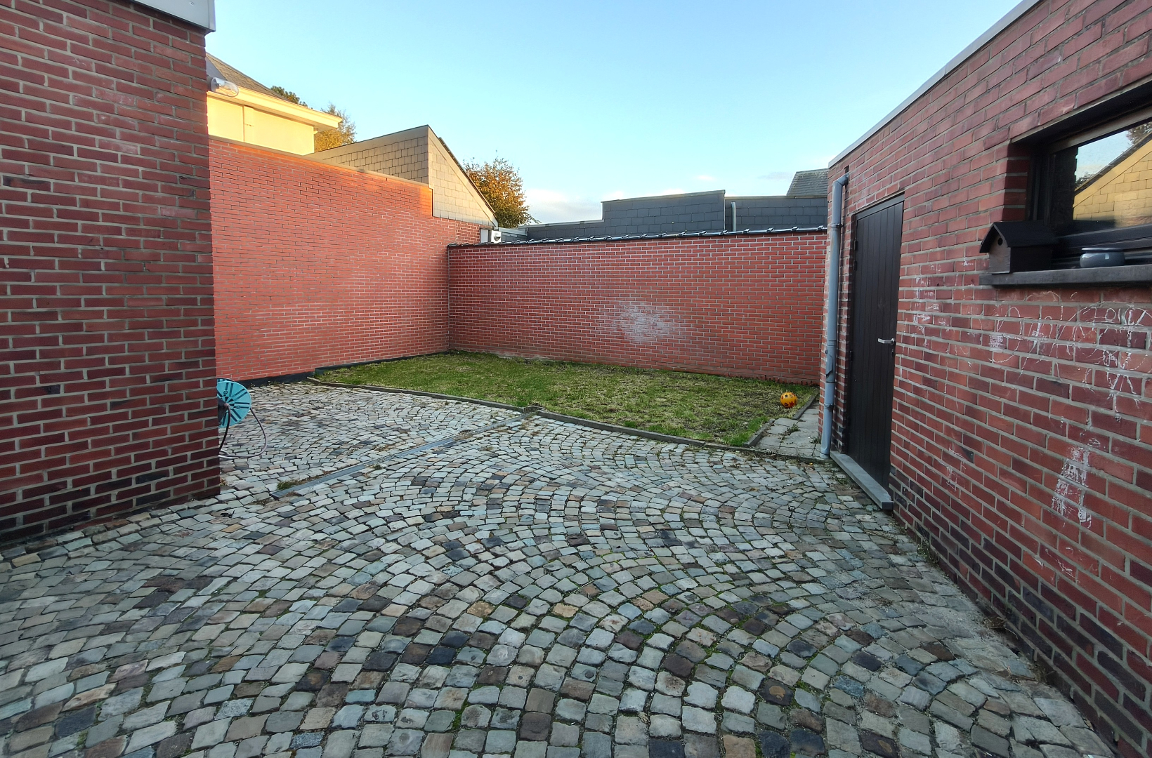 MOOIE WONING MET GARAGE EN TUINTJE 