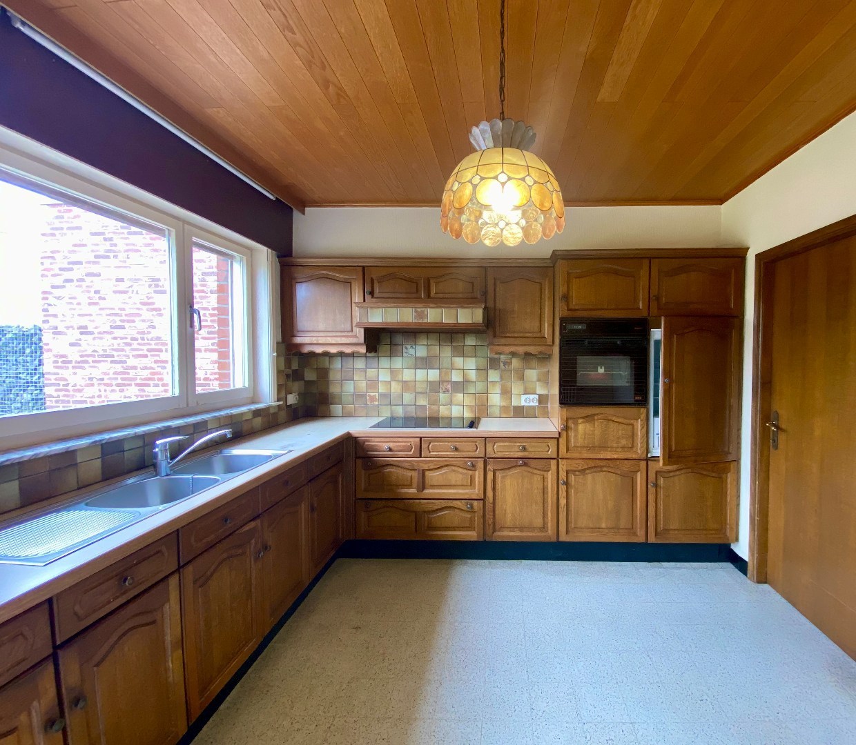 Degelijke te renoveren halfopen woning met tuin en garage op 293 m²! 