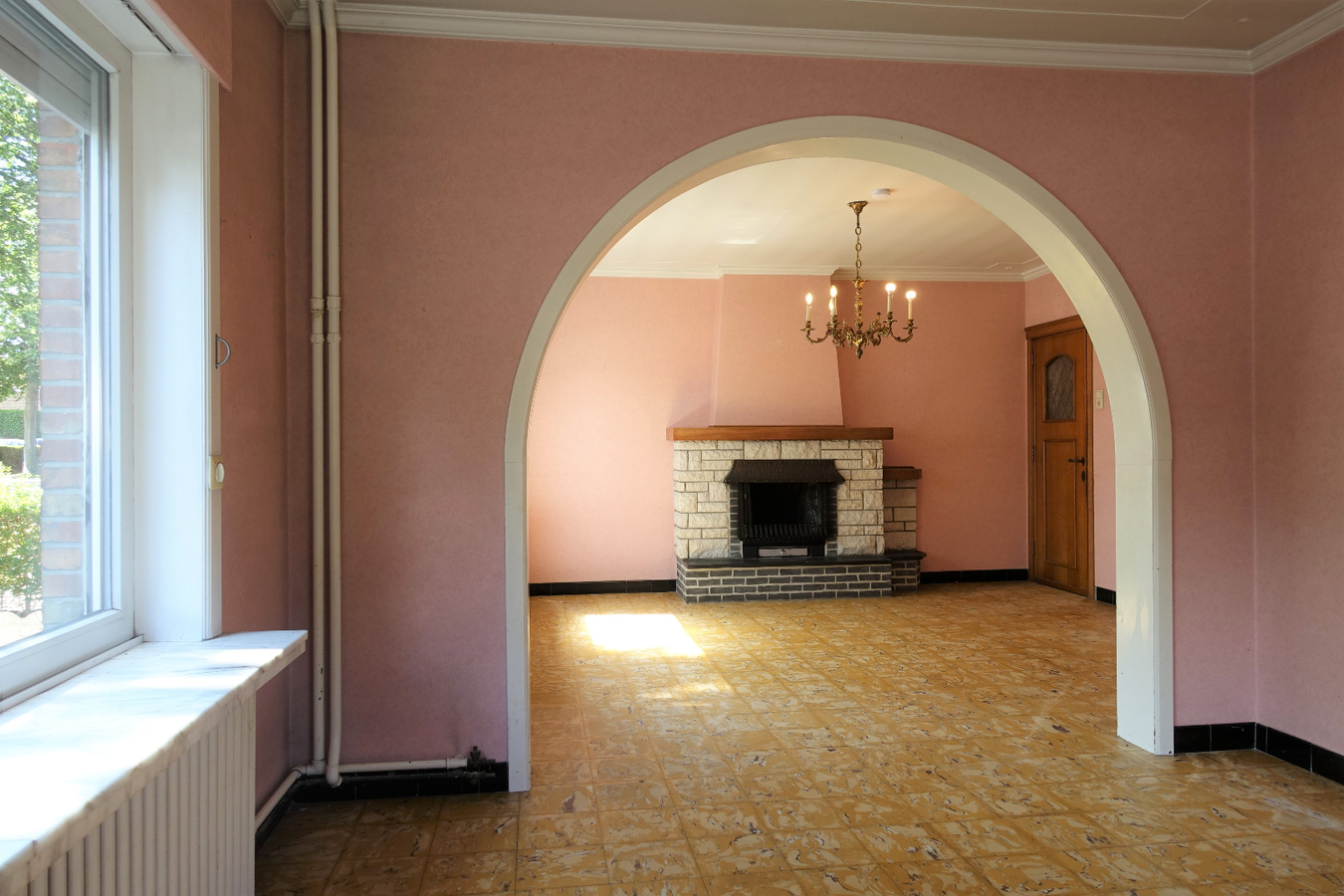 Half-open woning met garage/loods op uitstekende ligging 