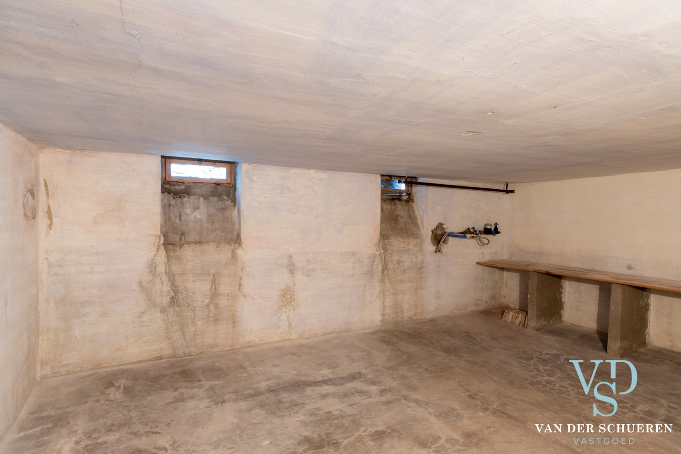 Statige herenwoning met potentieel ! 